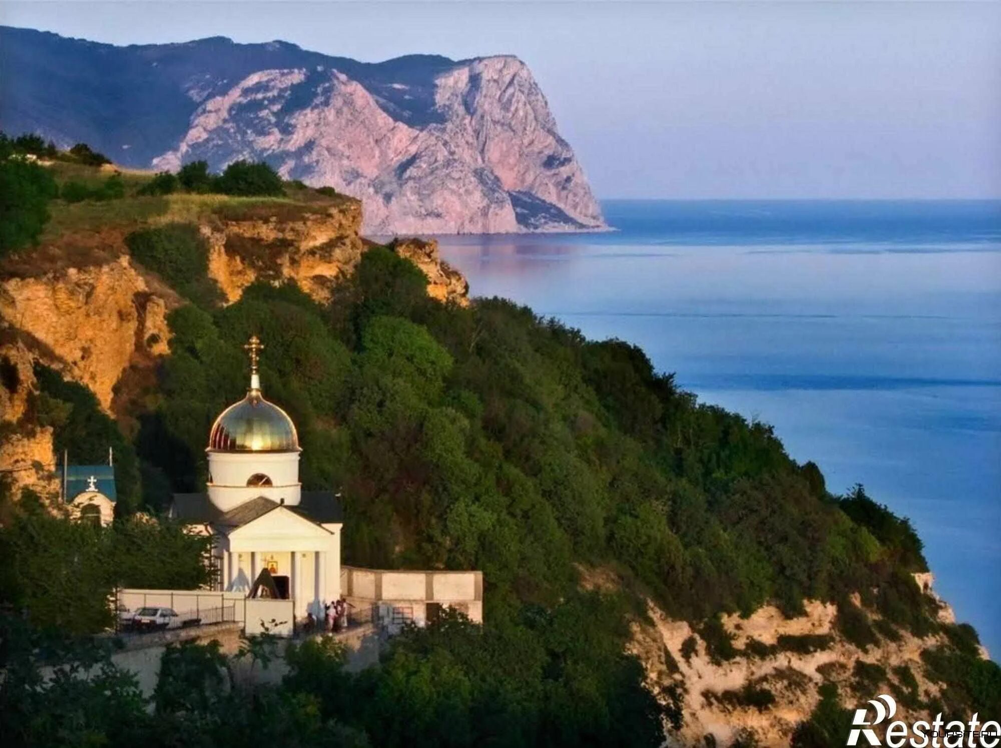 Православный храм в горе. Храм георгия победоносца в крыму мыс фиолент. свято-георгиевский монастырь севастополь. свято-георгиевский монастырь севастополь фиолент. мыс фиолент георгиевский монастырь.