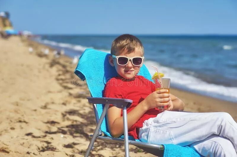 Мальчик отдыхает. Мальчик на отдыхе. Отдыхающий мальчик. Мальчики отдыхают на пляже.