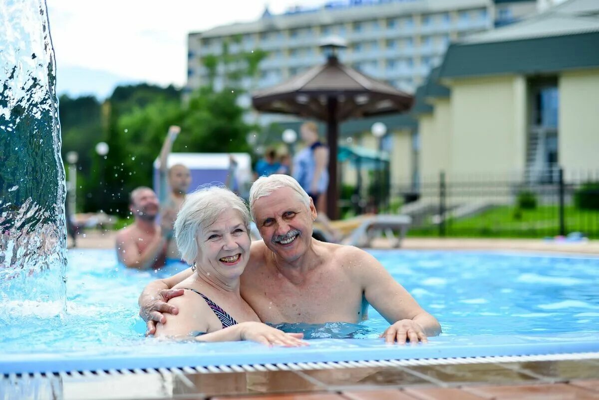 Развлечения для пожилых. Пенсионеры в санатории. Пожилые люди в санатории. Пожилые люди на отдыхе. Отдыхающие люди в санатории.