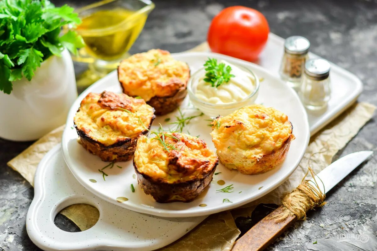 Куриные маффины с сыром. Кабачковые кексы. маффины с кабачком. куриные маффины. маффины с кабачком и сыром.