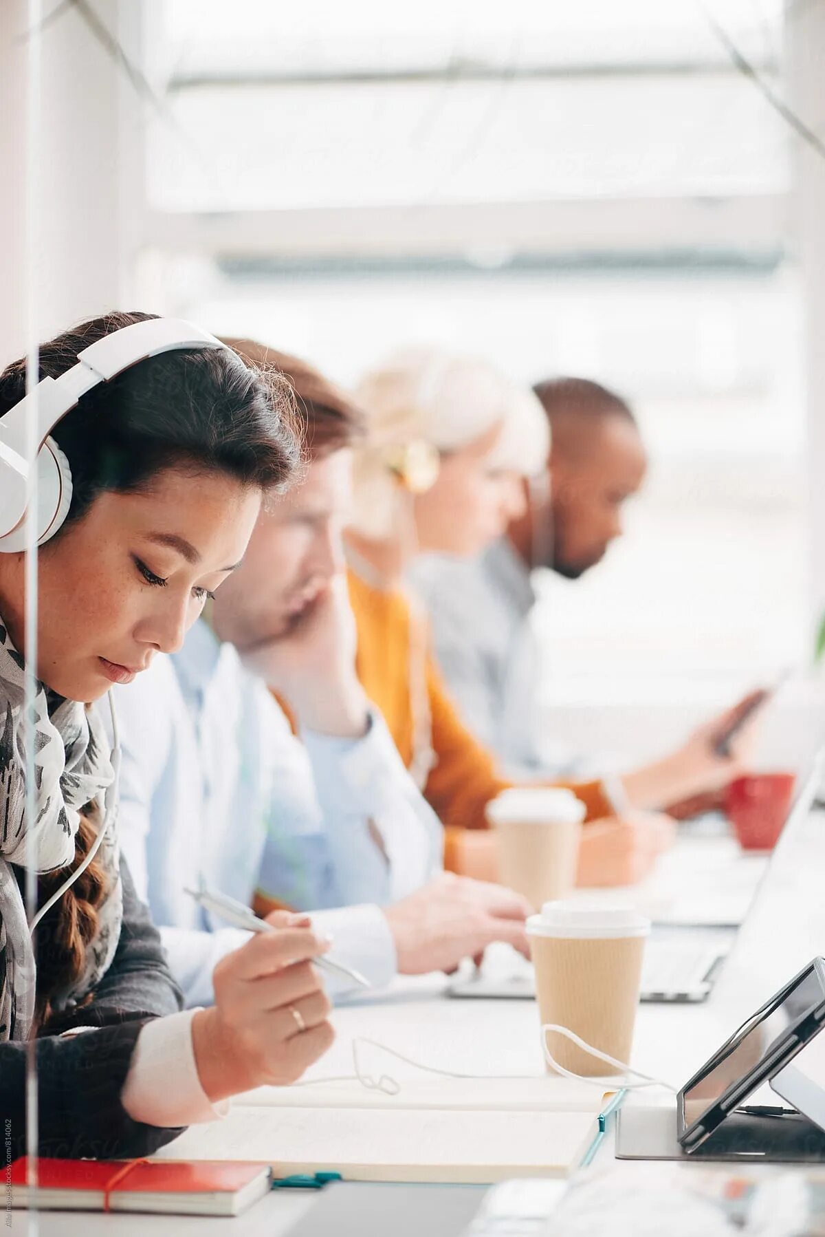 Женщина с наушниками. Наушники на человеке. Наушники на человеке. Наушники обычные. Владимир коршок.