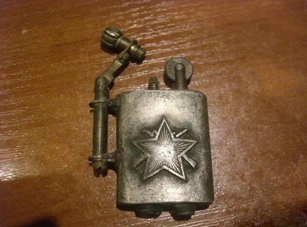 Зажигалки времен войны. Зажигалка солдат вермахта. Немецкие зажигалки вов. Зажигалка бензиновая imco фашистская. Бензиновые зажигалки имко 2 мировой войны.