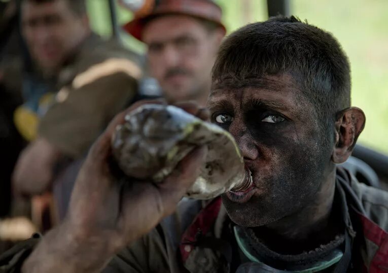 с днем шахтера. работяги в шахте. молодой шахтер. грязный рабочий. грязный шахтер.