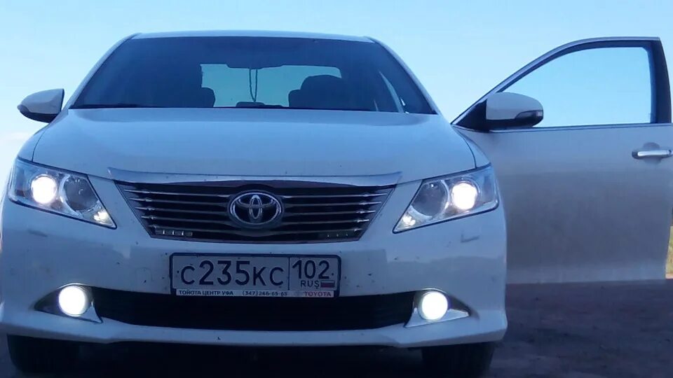 Дальний свет камри 40. Дальний свет в Камри 50. Дальний свет Camry xv55. Свет фары Камри. Горящая фара Camry.