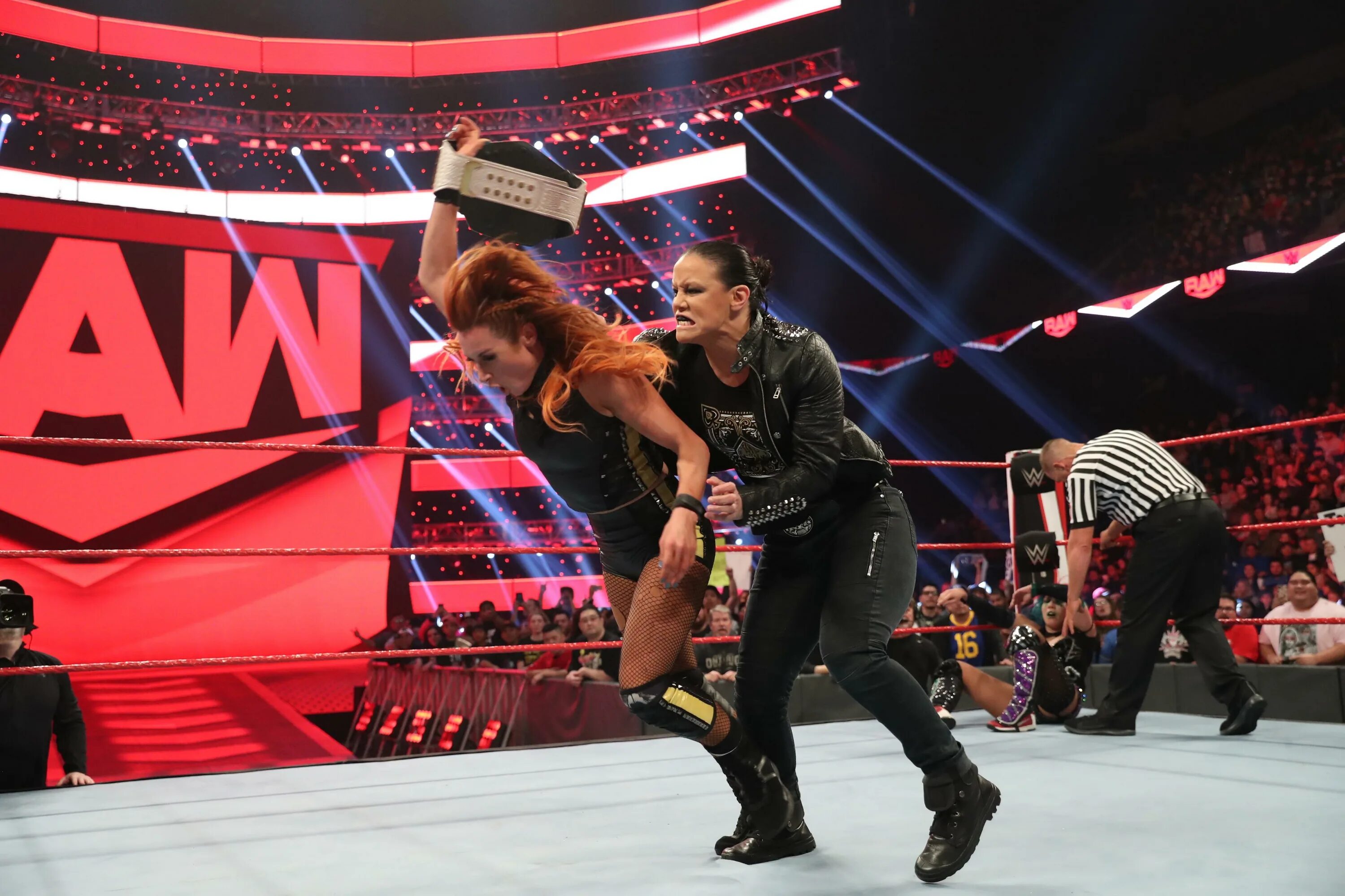 Shayna baszler attacks becky lynch. Becky lynch. Бекки wwe. Шейна бейзлер. Raw women's title match.
