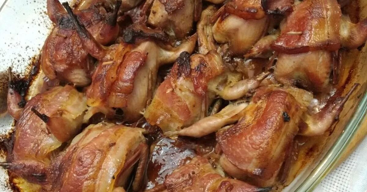 перепелки запеченные в духовке. перепелка в духовке. перепела. перепела запеченные. жареные перепелки в духовке.