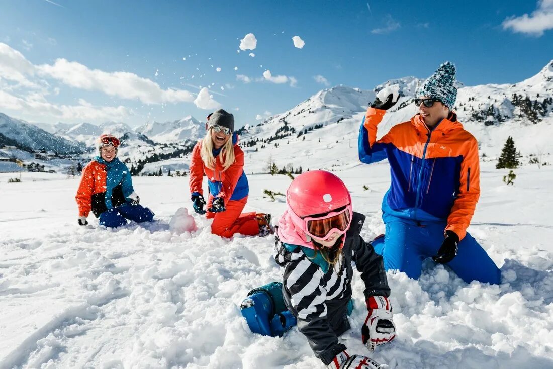 Используя сайт горнолыжного курорта снежок компания. Семья зима. Игра в снежки. Здоровая семья зима. Игра в снежки семья.