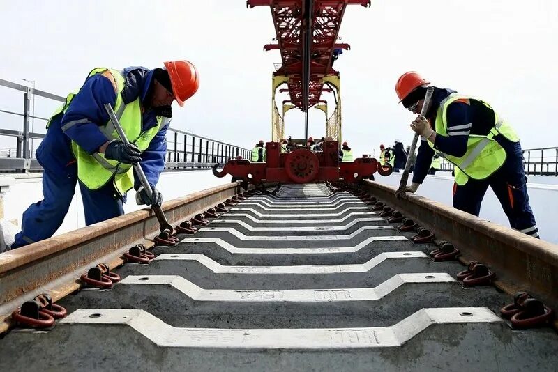 Рельсы на мосту. Крымский жд мост укладка рельс. Рейл балтика железная дорога. Укладка пути на мосту. Укладка железнодорожных путей.