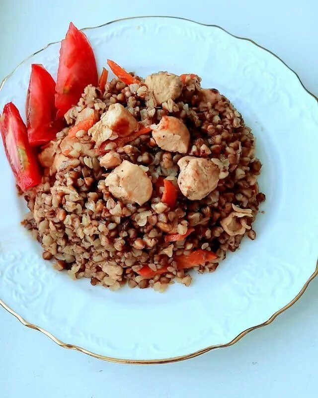 Гречка с куриной грудкой. Гречка с курицей калорийность. Гречка с курицей ккал. Калорийность гречневой каши на воде на 100 грамм. Гречка с грибами калории.