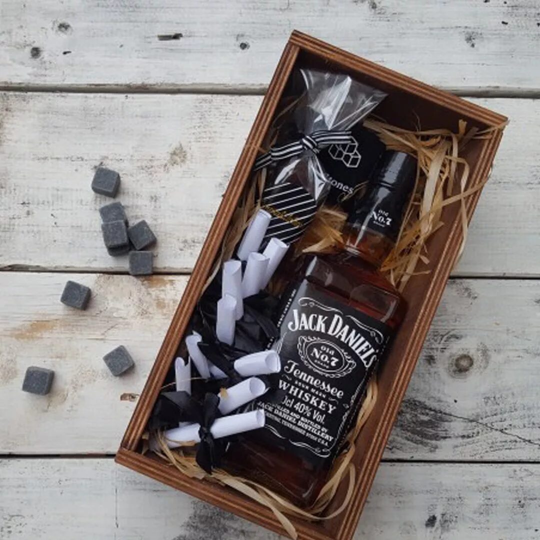 Подарочный бокс с виски джек дэниэлс. Набор для напитков для виски, для бренди whiskoff. Подарочный ящик для мужчины. Whiskoff / подарочный набор бокалов. Набор для виски подарочный.