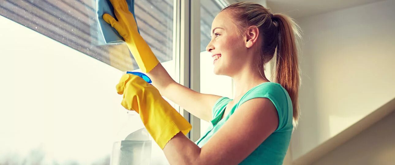 Пластиковые окна без разводов. Мытье окон. Девушка моет окно. Девушки моющие окна. Тряпка для мытья окон.