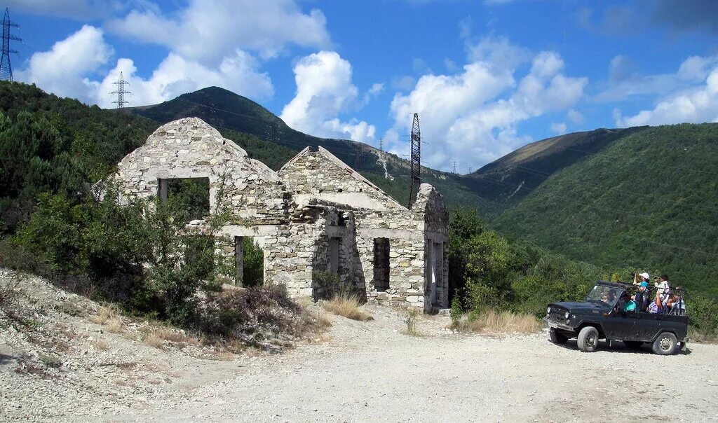 декорации к фильму грозовые ворота. грозовые ворота гора кабардинка. грозовые ворота кабардинка кадры. грозовые ворота гора кабардинка. алупка грозовые ворота.