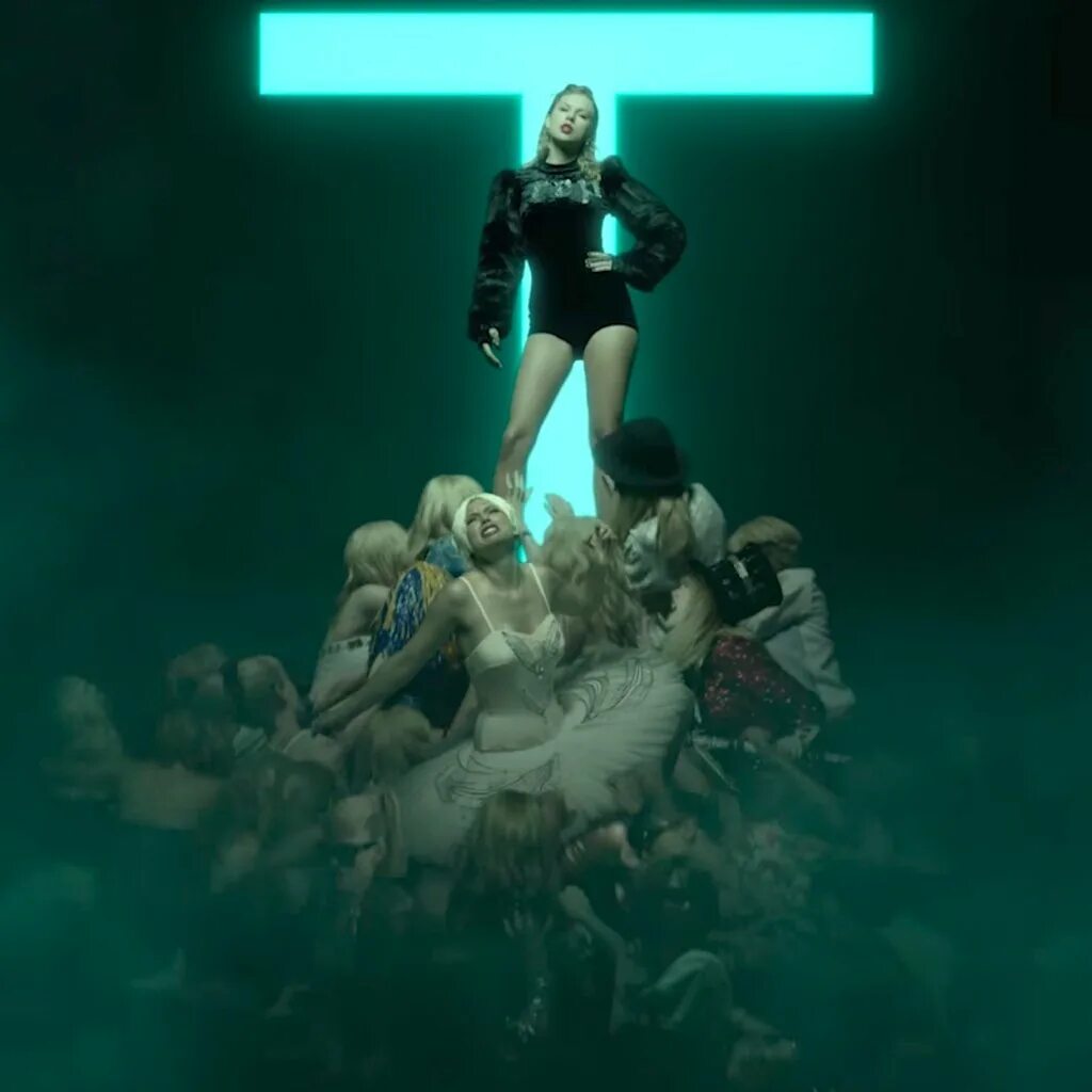 Taylor swift look what you made. Тейлор свифт what you made me do. тейлор свифт look what you made me. тейлор свифт в клипе look what you made me do. taylor swift look what you made me клип.
