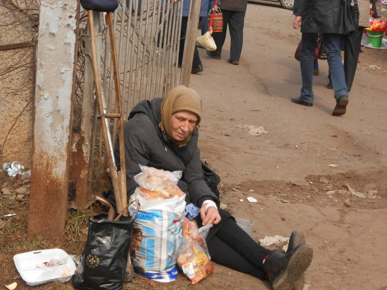 Люди станут беднее. Нищета в России. Нищие в России. Бедные россияне.