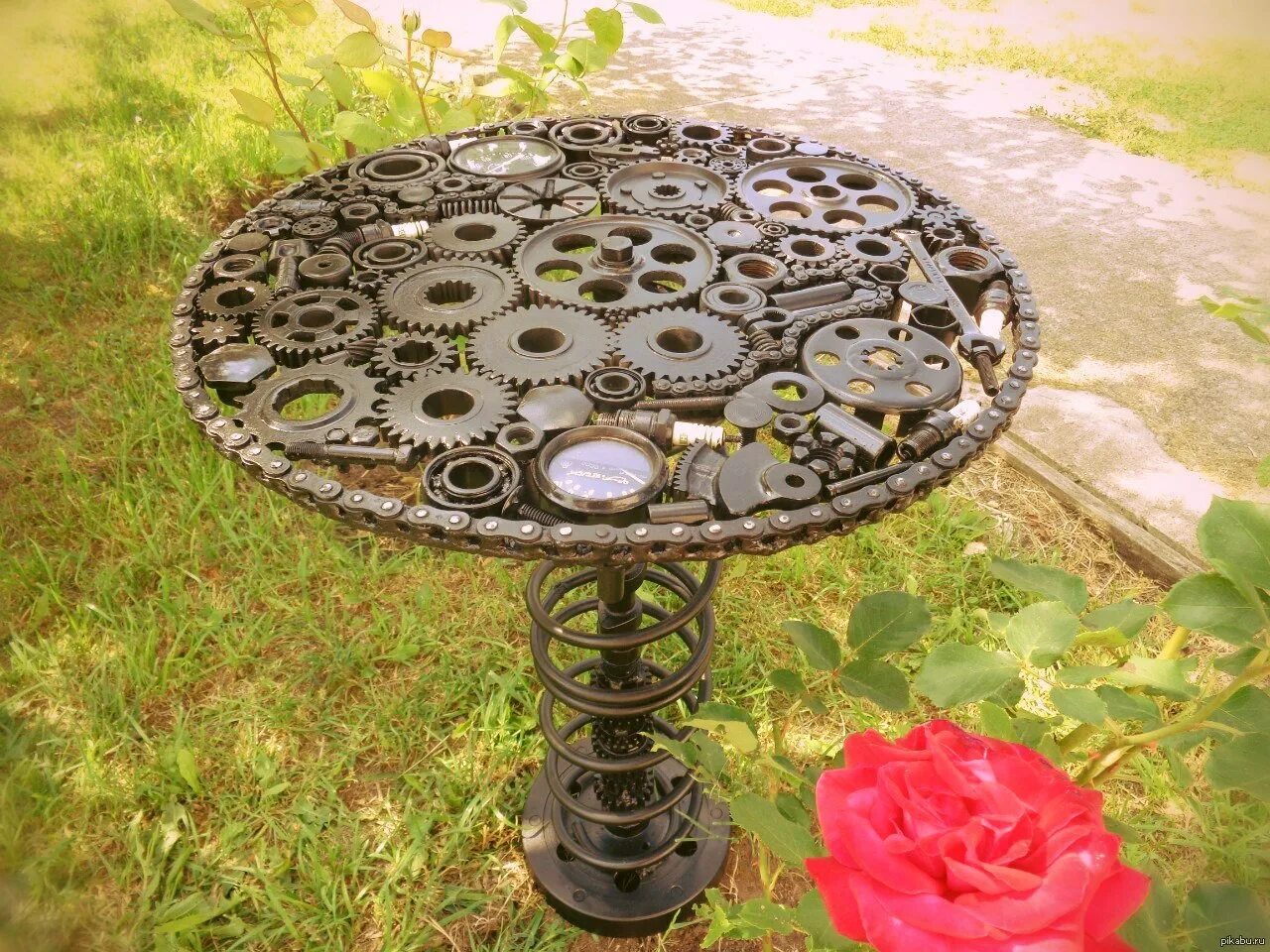 Садовая скамейка из железной кровати. Скамейка из железной кровати. Из старой металлической кровати. Столик из металла. Изделия из пивных крышек.