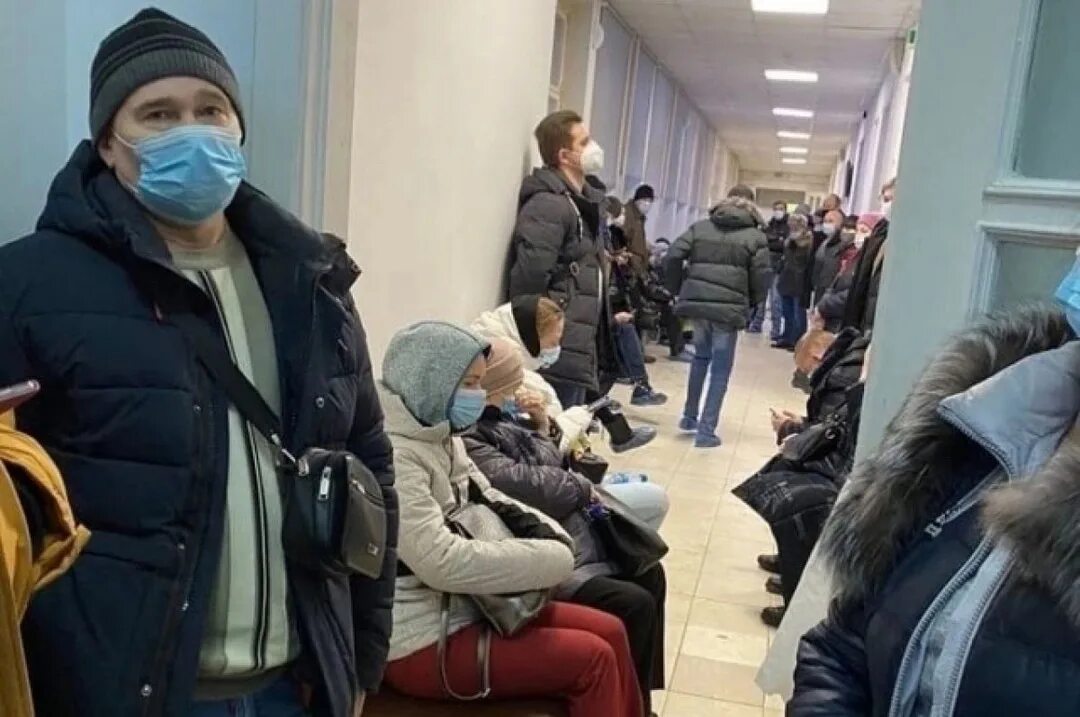 Пропустят без очереди беременных. Очередь в больнице. люди в очереди в больнице. огромная очередь в больнице.