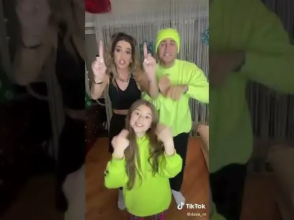 Клип дава и бузова снежинки. Снежинки сказка от давы и бузовой. Бузова 2024 с подругами. Новогодняя dava. Снежинки клип.
