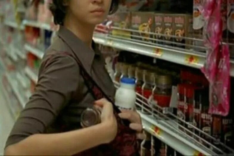 задача магазин украл 100 рублей. украл 11 тысяч липецк. женщина украла 100 долларов ответ. девушка ворует в магазине. женщина зашла в магазин и украла.