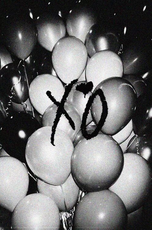 Песня house of balloons glass table girls. House of Balloons the Weeknd. House of Balloons the Weeknd обложка. The Weeknd дом воздушных шаров. Черные шарики на дереве.