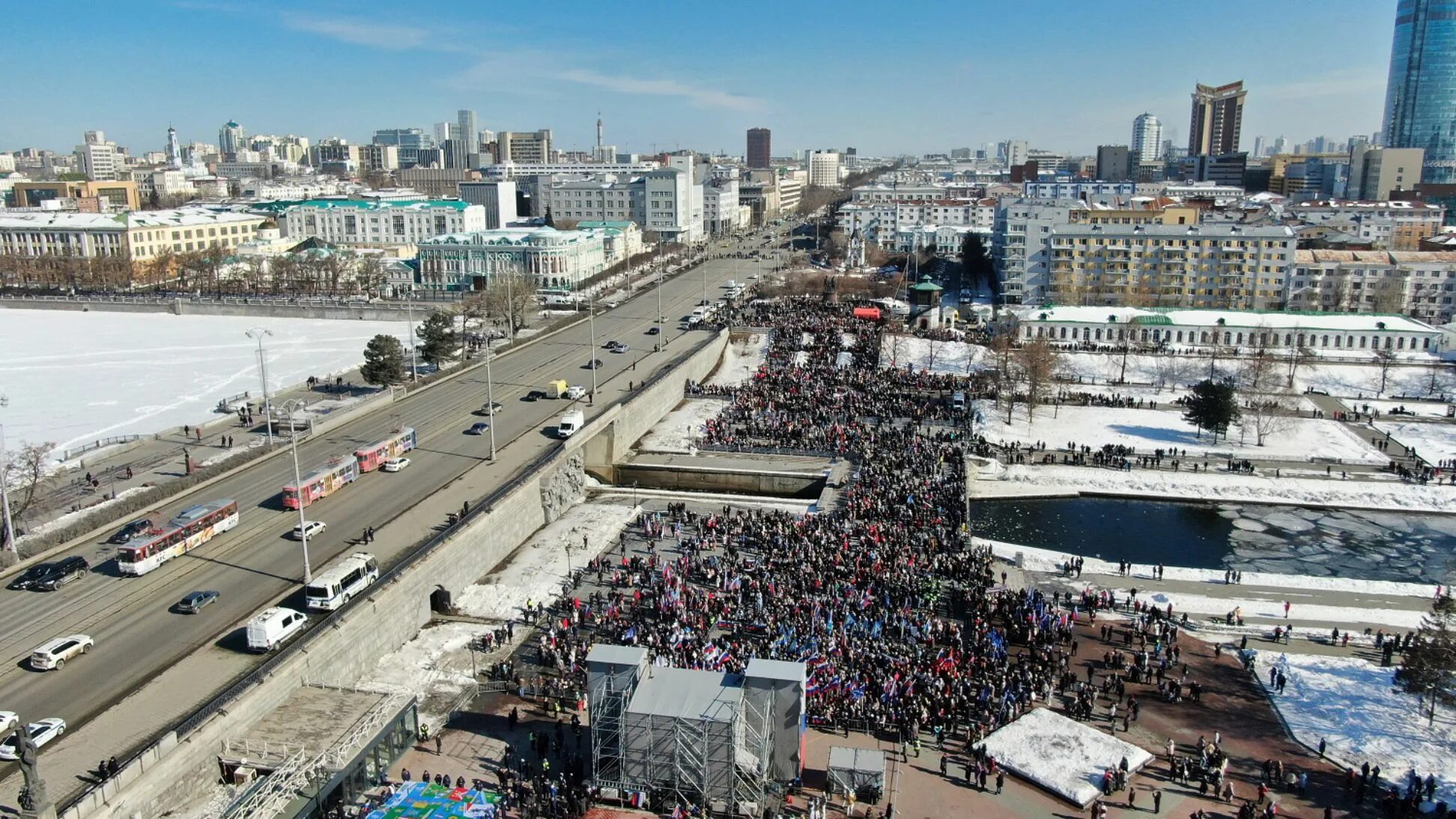 Протесты в сквере в екатеринбурге. Митинг в екатеринбурге сегодня 30. Митинг в екатеринбурге сегодня. Ночной пожар в екатеринбурге вывел на улицу 10 человек. Фото екатеринбурга сейчас 2024.