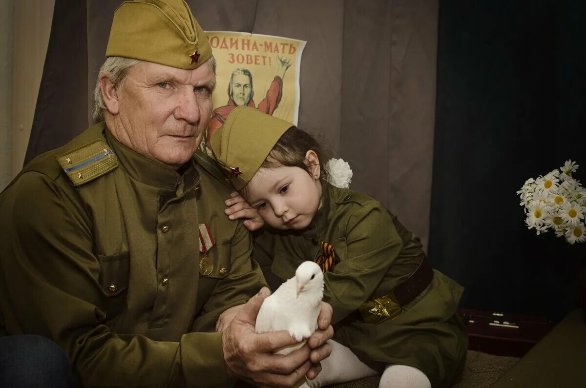 Дедом девочка. Девочка с дедушкой. девочка с дедушкой военный. дед и девушка. девушка девушка дедушка.