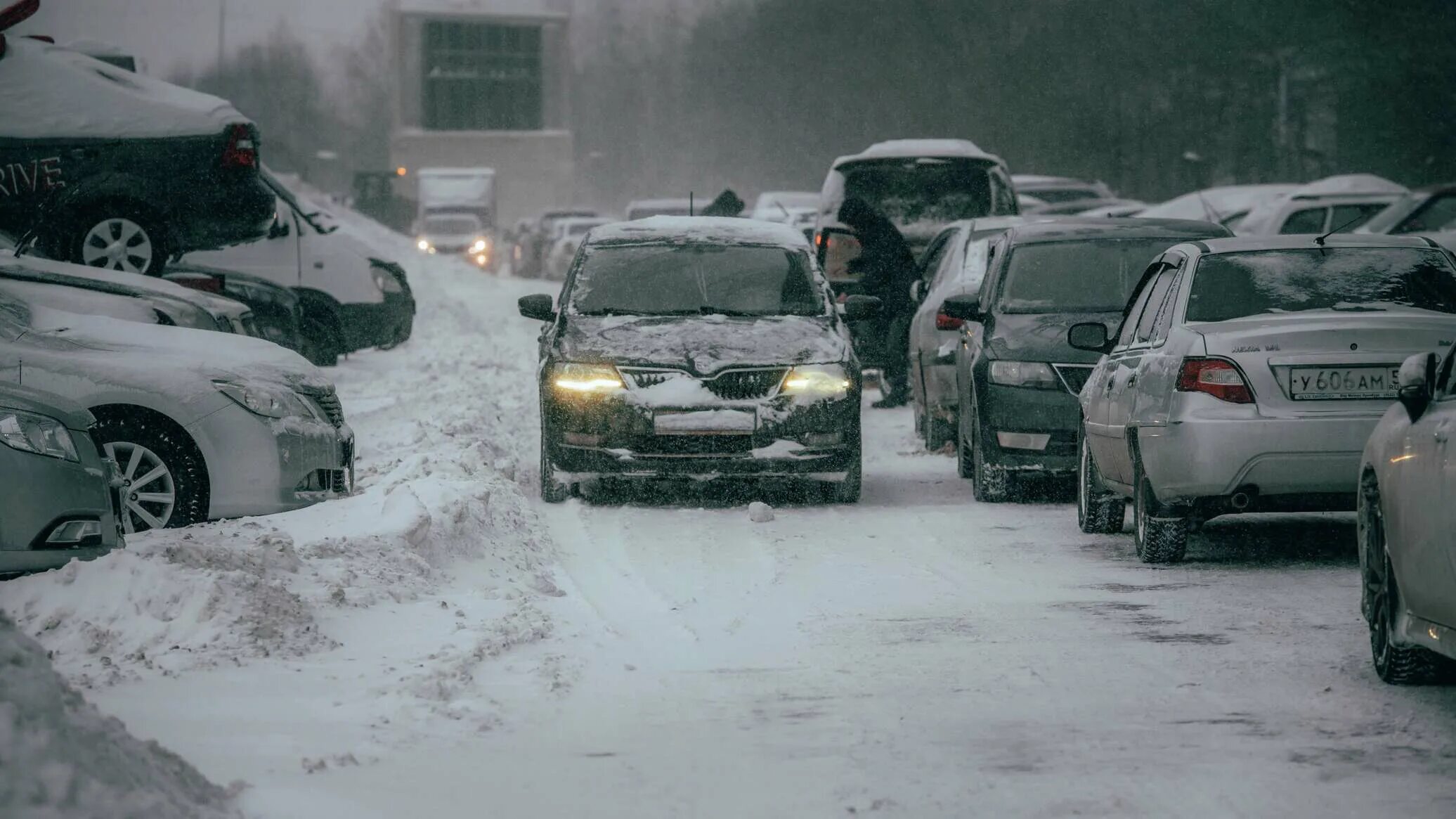 Снегопад на дороге. Сильная метель. Сильный снегопад. Метель на трассе. Снегопад в городе.