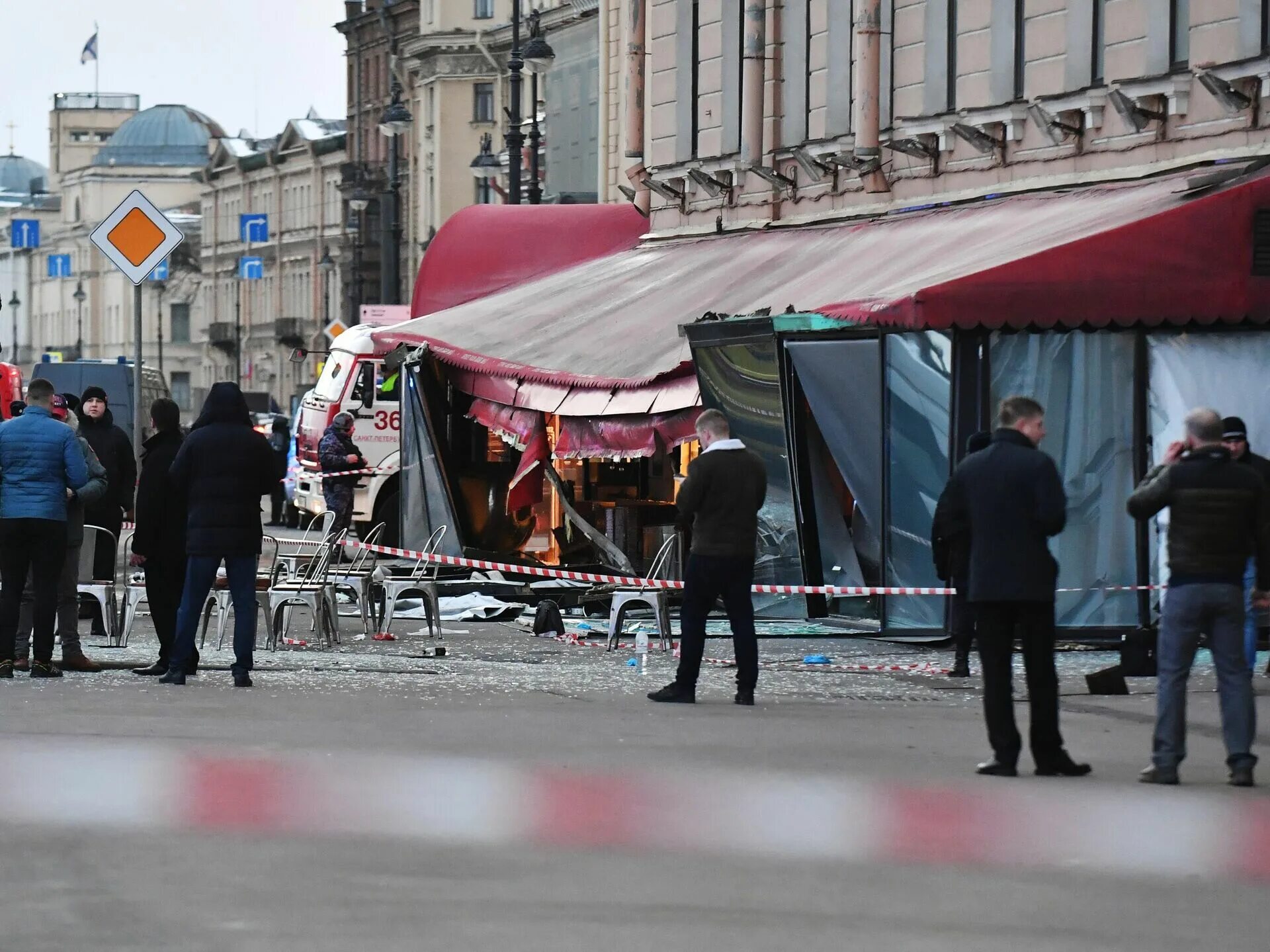 Последнее число жертв теракта. Взорвали кафе в Санкт-Петербурге 2 апреля. Теракт в Санкт Петербурге. Теракт в Питере на набережной.