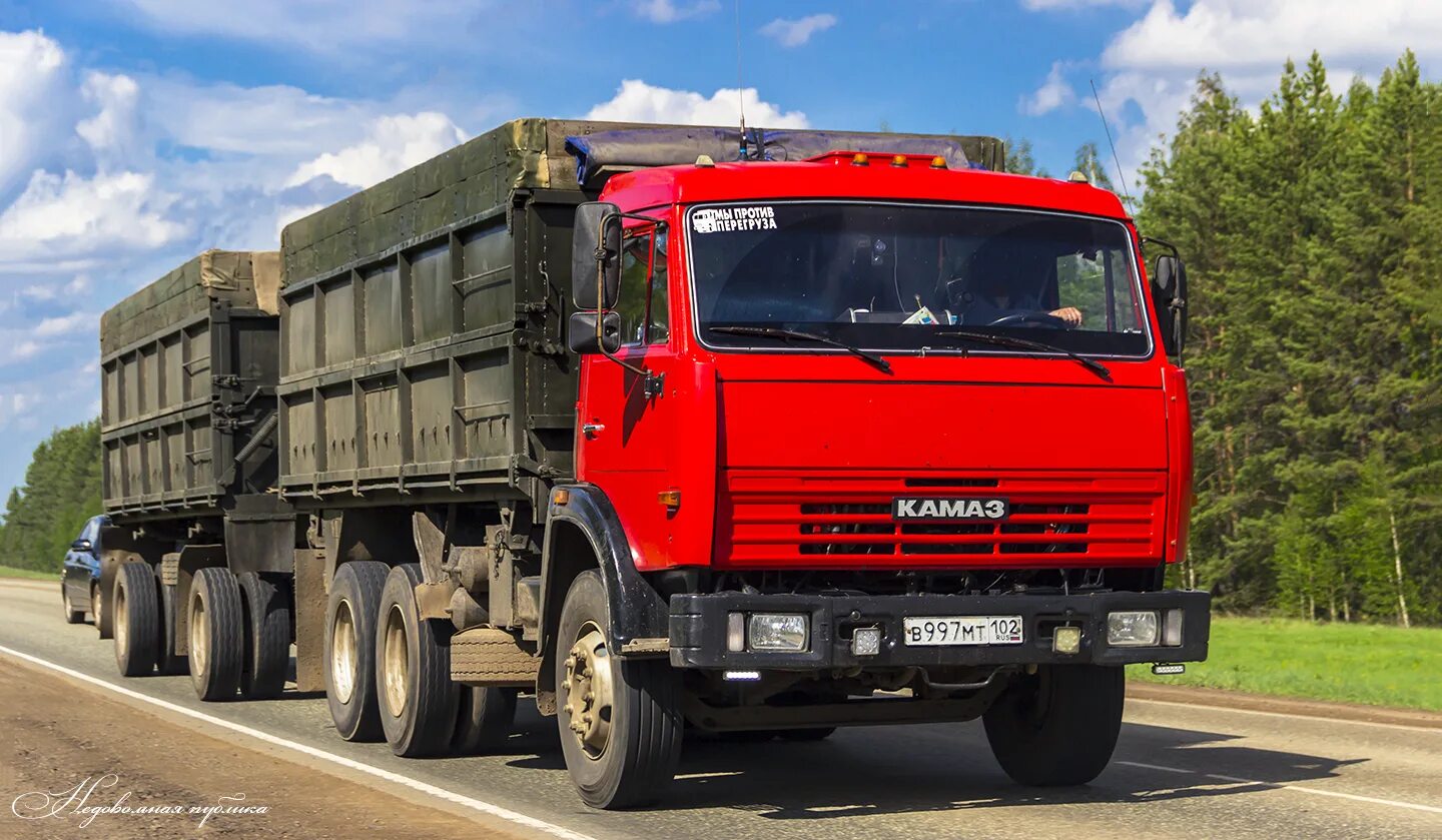 старый камаз самосвал 55111. камаз фура на дороге. видео где камаз. военный камаз 5350 в грязи. камаз 55102 сельхозвариант.