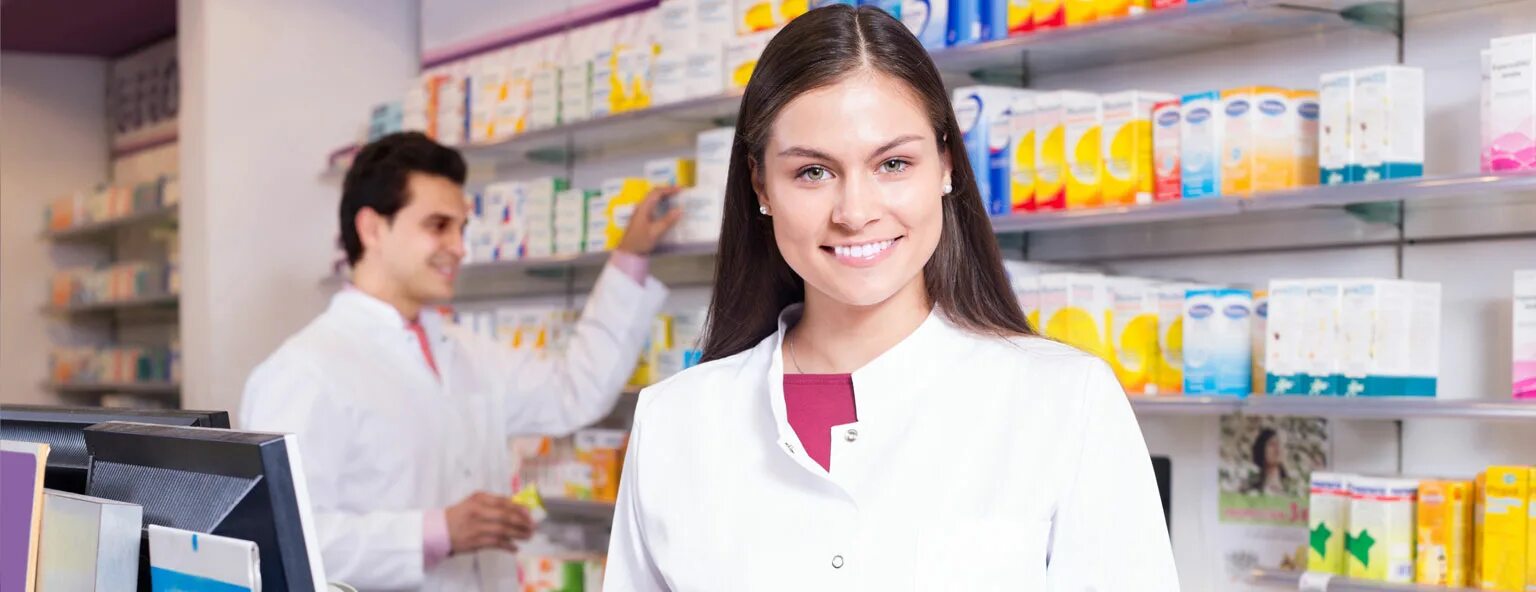 Красивый фармацевт. Мобильный фармацевт это. Красивый фармацевт. Фармацевт в аптеке на белом фоне. Фармацевт.