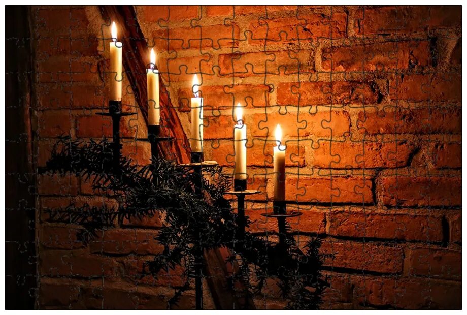 художественные свечи. свеча в подсвечнике. свечи для освещения. свет свечи в темноте. комната освещенная свечами.