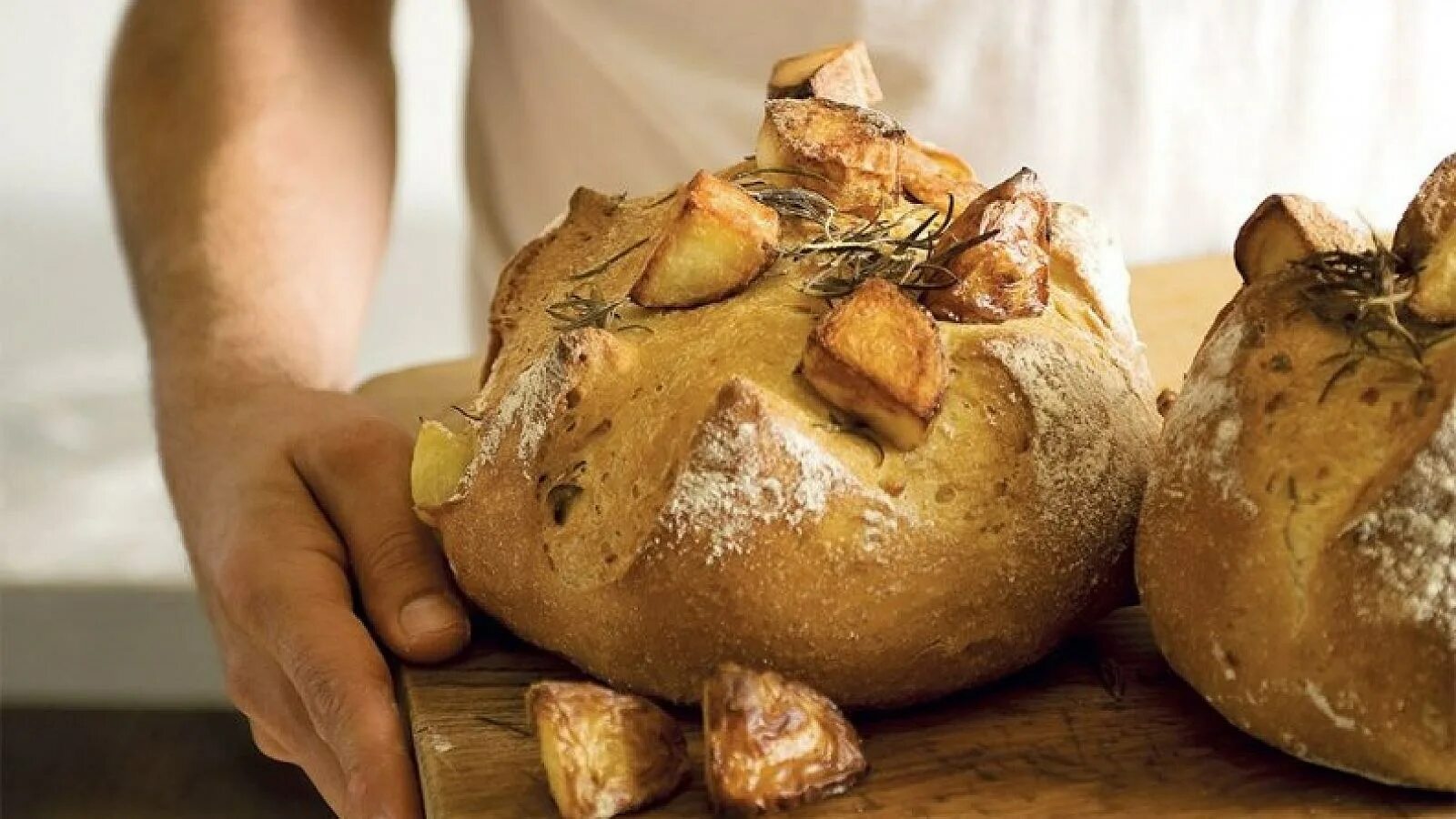 Рецепт картошки с хлебом. Картофельный хлеб. Хлеб из картофеля. Картошка с хлебом. Картошка хлебу присошка.