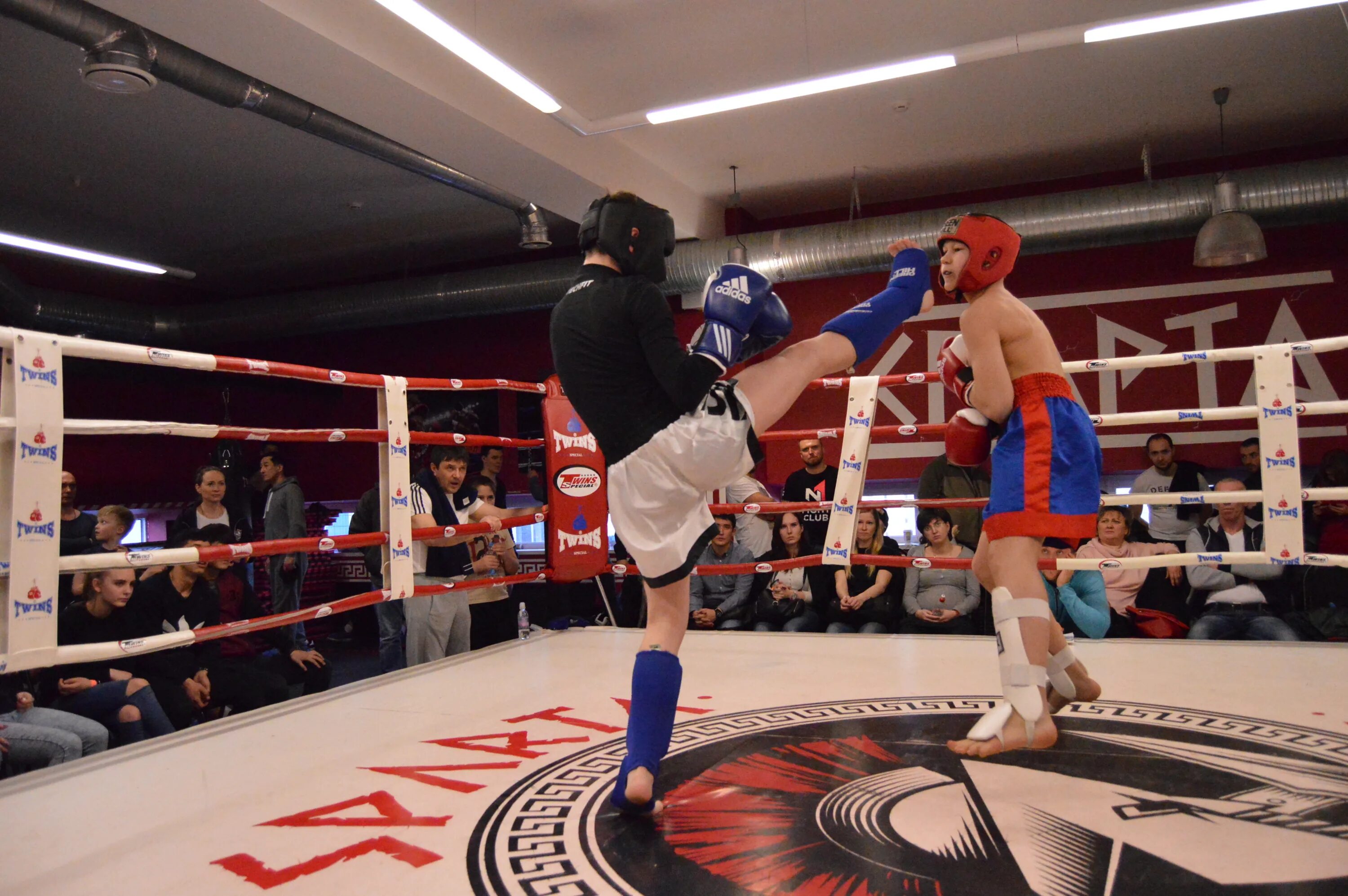 Бойцовский клуб казань. Бойцовский клуб финт. Бойцовский клубы казахстана. Бойцовский клуб инстинкт домодедовская. Александр солдаткин и тарзан.