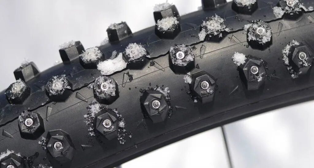 Schwalbe ice spiker pro evolution. Резина schwalbe 29. Шипованная покрышка для велосипеда schwalbe ice spiker pro 27. Самостоятельная шиповка велопокрышки. Кенда шипованная 26.