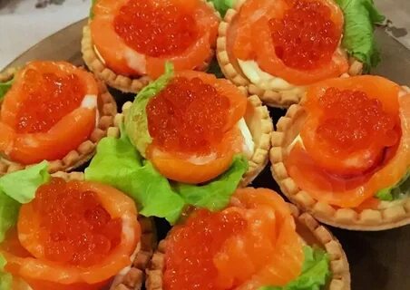 Салат в тарталетках с красной рыбой