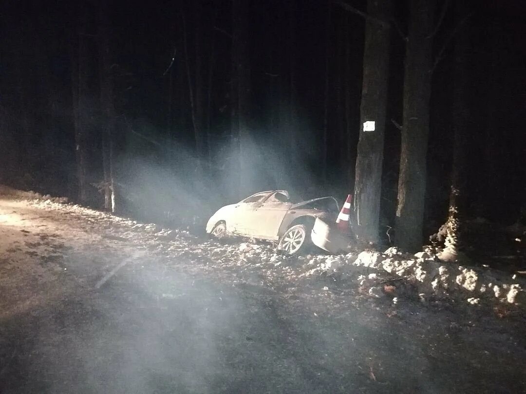 Машина в кювете зимой ночью. Дтп ночью зимой. Дтп ночью зимой. Авария в лесу ночью зимой. Дтп ночью зимой.