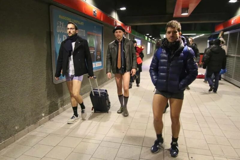 девушки в метро летом. зимой без штанов. зимой без штанов. японки без штанов. женщина эксгибиционистка.