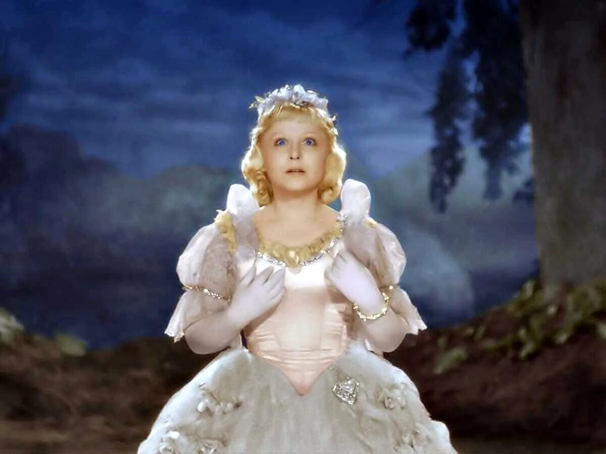 Звезды в древних сказках. Гарин король в золушке. Сигурни уивер белоснежка страшная. Театр постановка. Самая старая сказка.