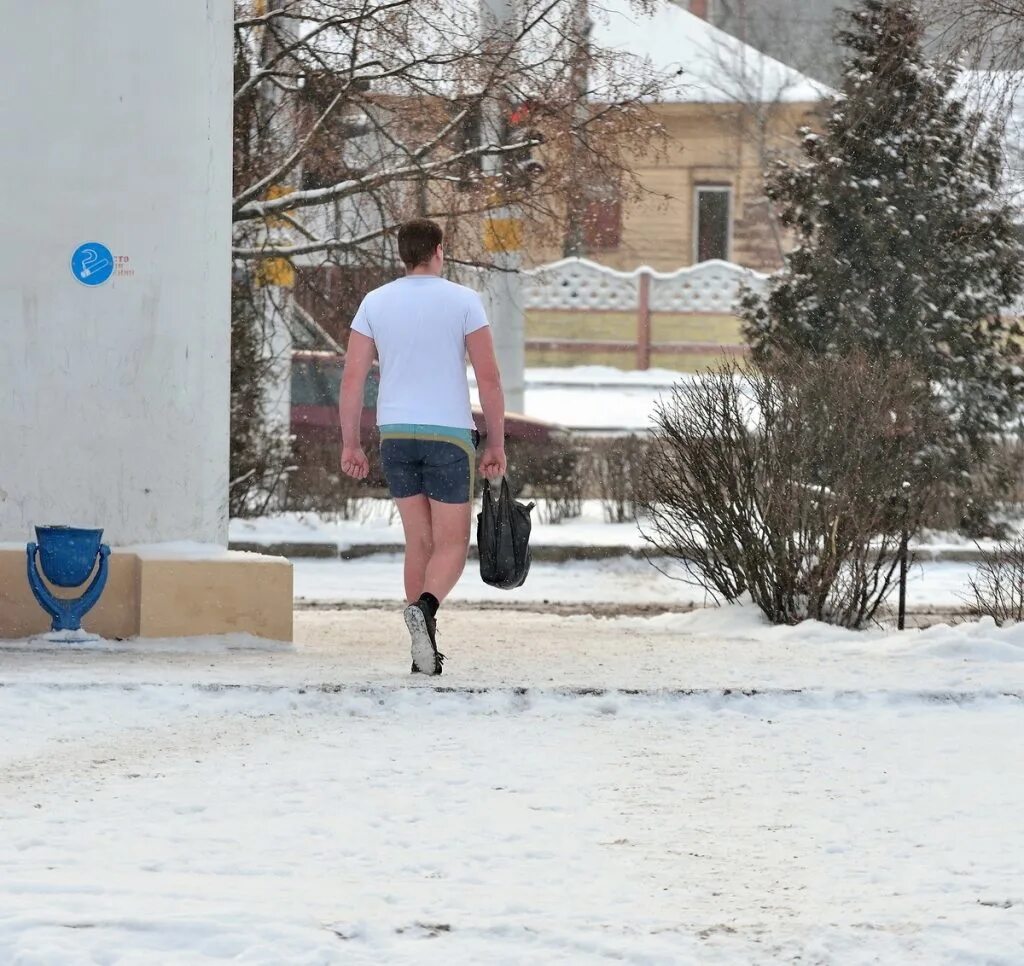 Летом ходит и зимой. Зимой в шортах. человек в шортах зимой. зимой в футболке. мужик зимой в шортах.