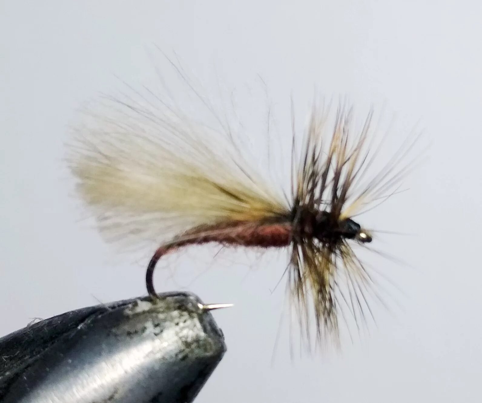 Майский жук нахлыст. Нахлыстовая муха овод. Ацетатные мушки на хариуса. Мушка черный егерь. Мушка каскад.