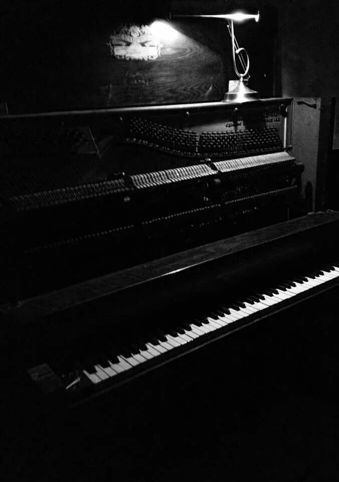 Алексея черного пианист. Kiss of life piano. Пианино поломанный. The pianos are black. Пианист вид сверху.