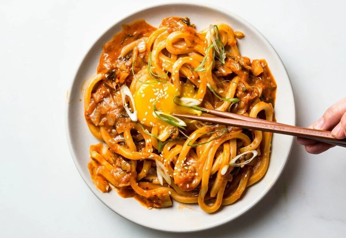 Лапша kimchi. Китайская корейская лапша удон. лапша удон с кимчи. кимчи рамен. удон ямакаки.