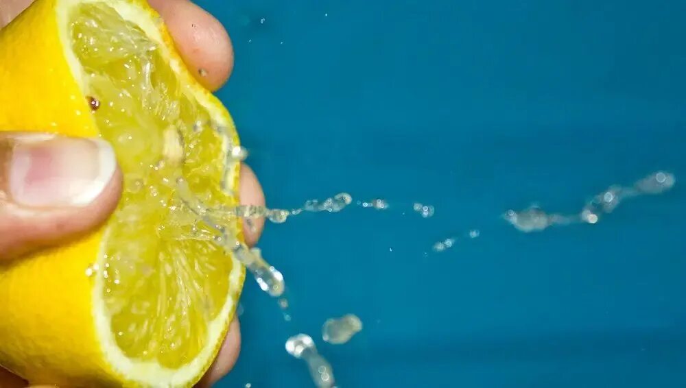 Вода с лимоном кислотой. Выжимает лимон. Выжимает сок. Выжать сок из лимона. Выдавить лимон.