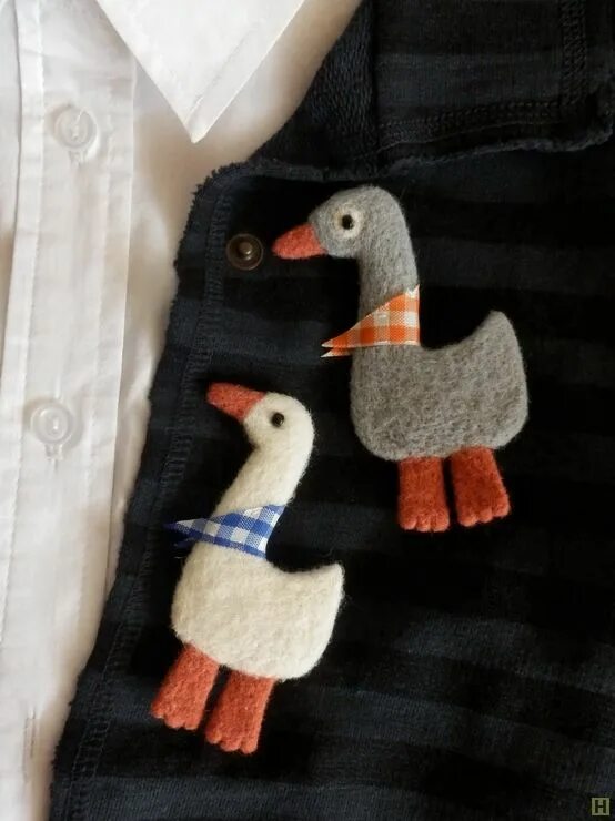 Гусь из фетра. Брошь гусь. игрушка из фетра гусь. гусь из шерсти валяние.