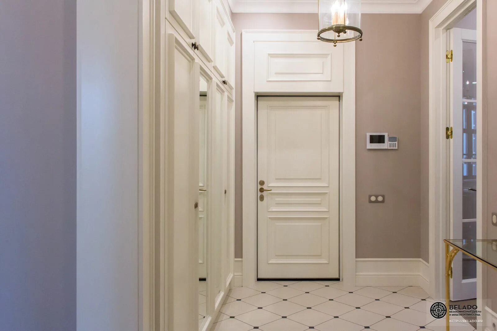 Фото дверей в светлой квартире. Плинтус Неоклассика Волховец. Светлые двери в интерьере. Двери межкомнатные светлые. Белые межкомнатные двери в интерьере.