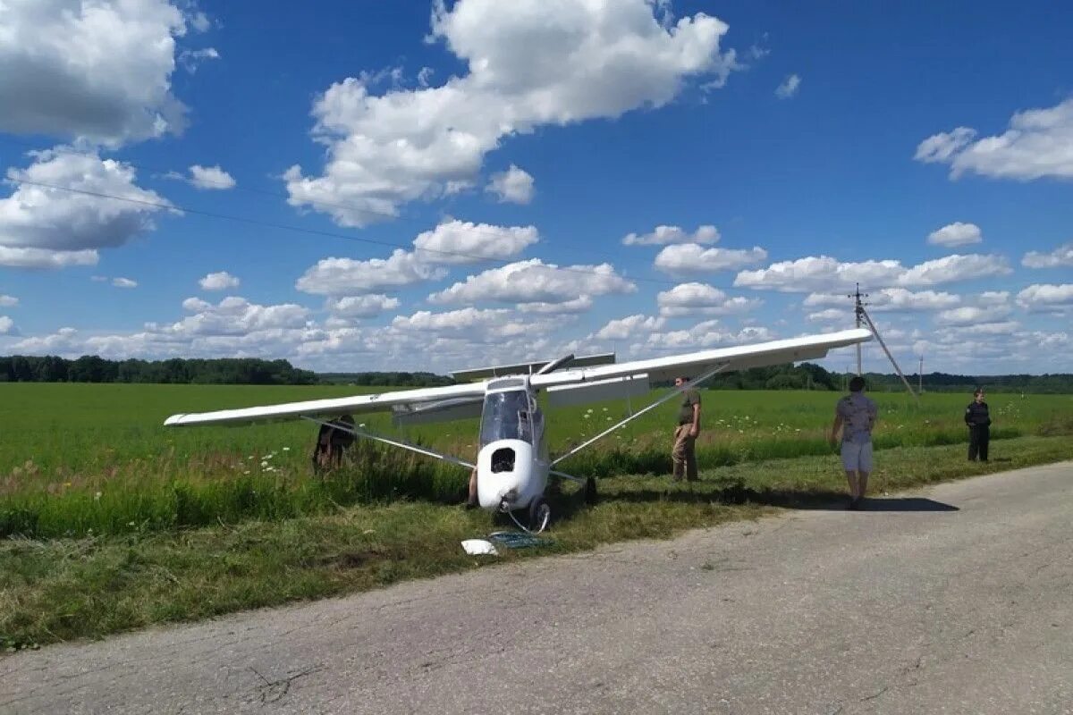 Советский район самолет. Самолет Бекас х-32. Легкомоторный самолет. Самолет двухмоторный. Самолет аварийно сел.