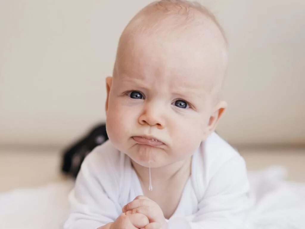 Насморк у младенца. Младенческие срыгивания. Срыгивание у новорожденных. Младенец срыгивает. Срыгивания.