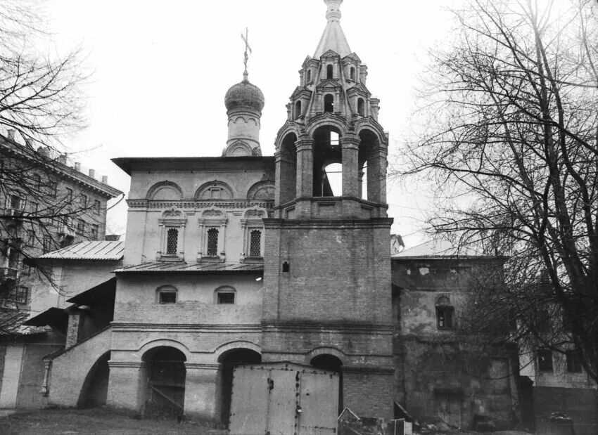 Храм в Трехсвятительском переулке. Храм трех святителей Москва. Трех святителей на Кулишках. Храм на Кулишках в Москве. Трех святая церковь