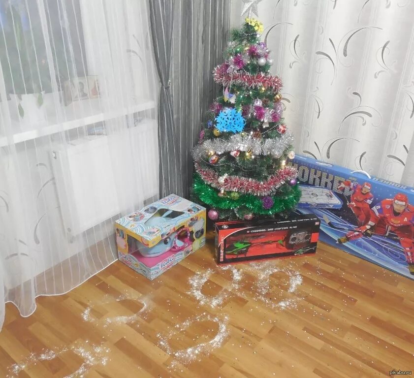 Следы деда мороза на полу как сделать. Следы деда мороза. новогодние следы деда мороза. следы деда мороза под елкой. следы деда мороза около елки.