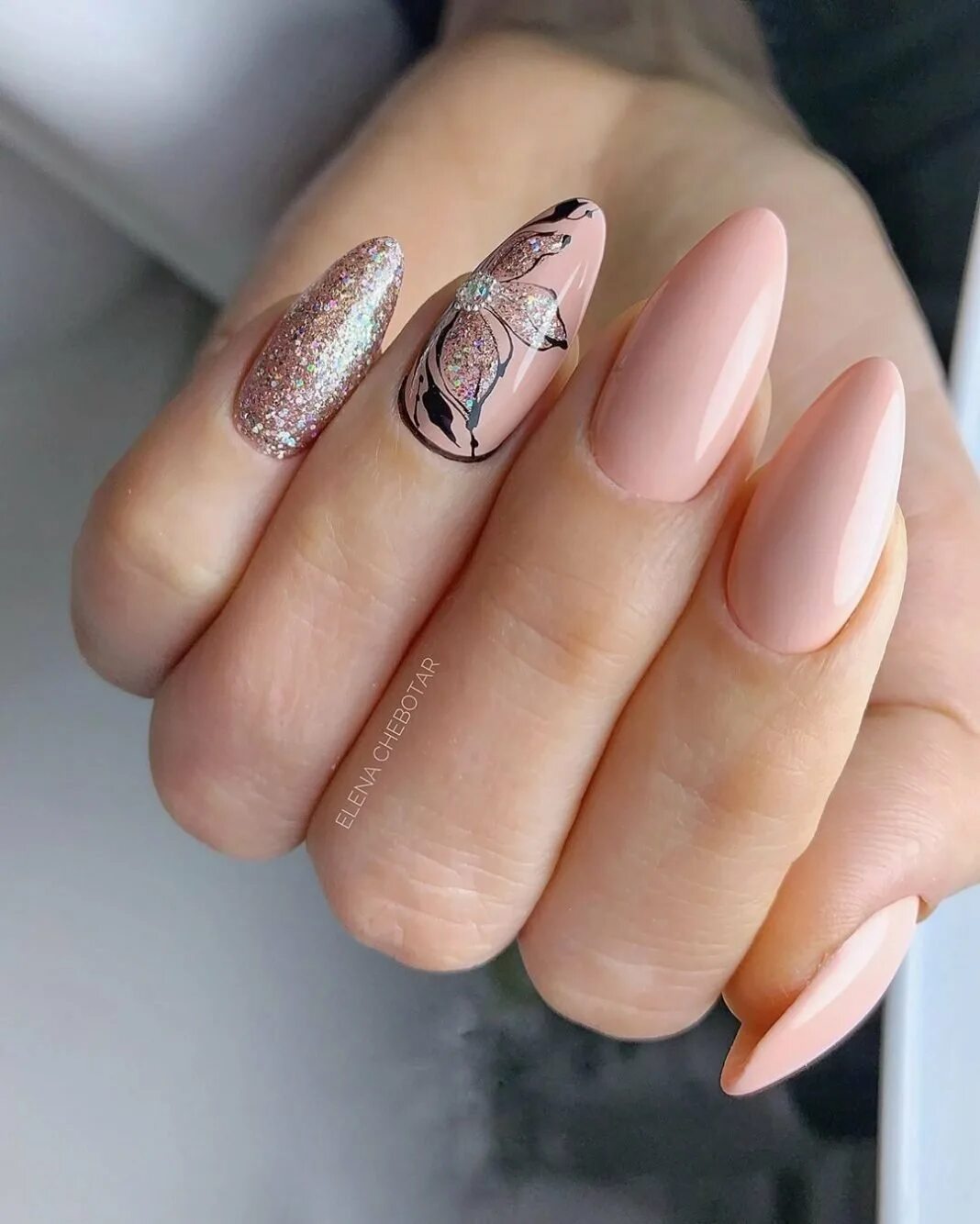 фиолетовые ногти миндаль 2022. красивый маникюр на овальные ногти. нюдовый миндаль. красивый маникюр на миндальную форму нежный. миндаль нюд 2021.