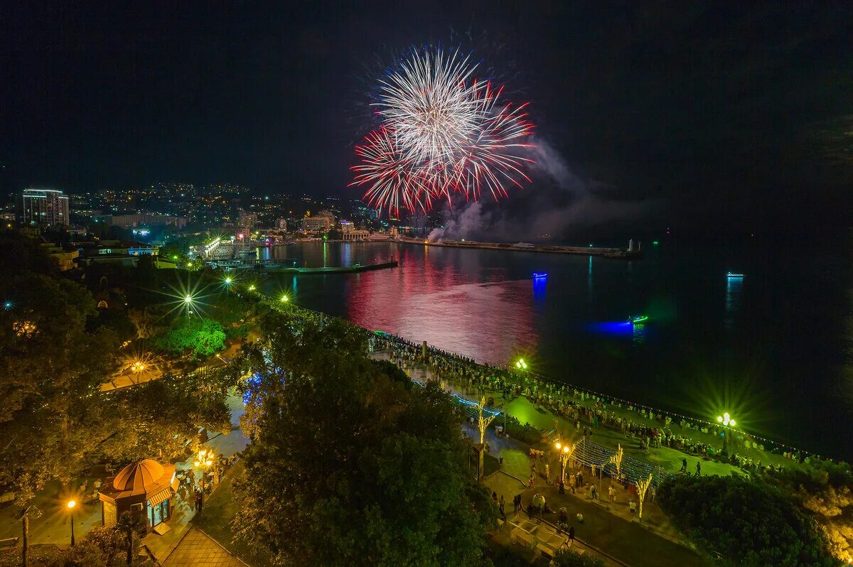 салют в ялте. салют ялта 2014 воссоединения. ночная ялта салют. салют в ялте. ночная ялта салют.